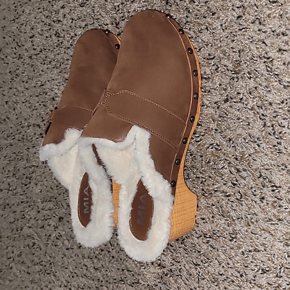 MIA Chocolate Brown Faux Suede Clogs with Cozy Fur Trim Size 8.5 NWT